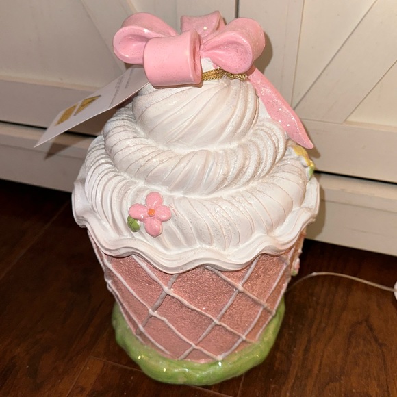 Easter Pastel LED Cupcake Gingerbread House - Picture 6 of 8